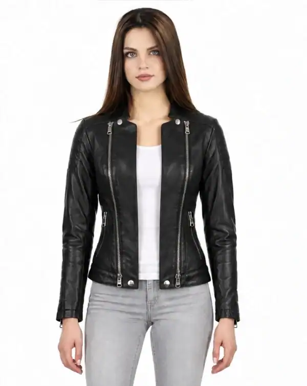 Zwart leren bikerjack Versano 360 open gedragen met rechte voorpanden en een wit shirt