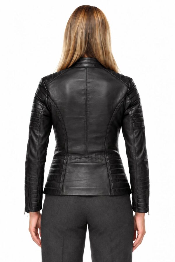 Zwarte dames bikerjack van leer met moderne pasvorm, perfect voor motorrijden en casual dragen, van Versano.
