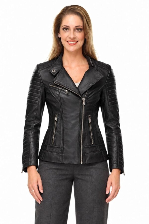 Modieuze zwarte bikerjack voor dames met ritsdetails en quilten op de mouwen, perfect voor een stijlvolle en edgy look.