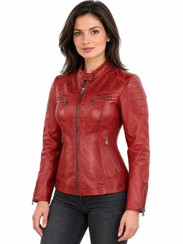 Rood leren bikerjack dames Miami van Versano op een model, schuin van voren met ritszakken en gestikte mouwpanelen