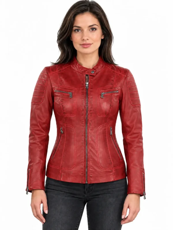 Rood leren bikerjack dames Miami van Versano op een model, vooraanzicht met getailleerde pasvorm, staande kraag en ritsdetails