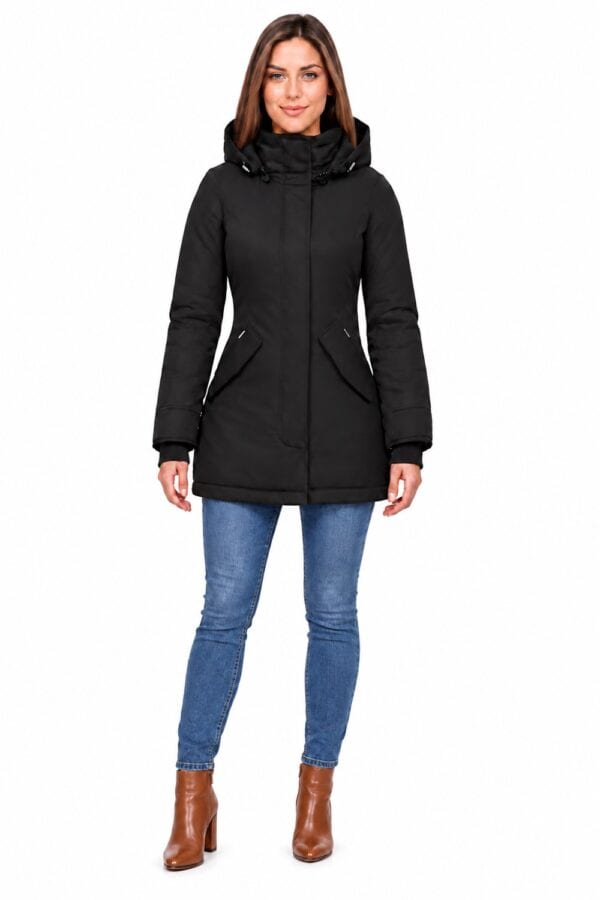 Damesmodel draagt een zwarte Rani N parka winterjas van Versano met capuchon en ritssluiting, gecombineerd met blauwe jeans en bruine laarzen.