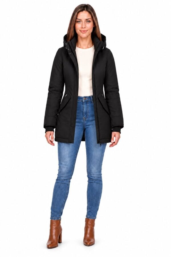 Damesmodel draagt een zwarte Rani N parka winterjas van Versano, gecombineerd met blauwe jeans en bruine laarzen, perfect voor winterse dagen.