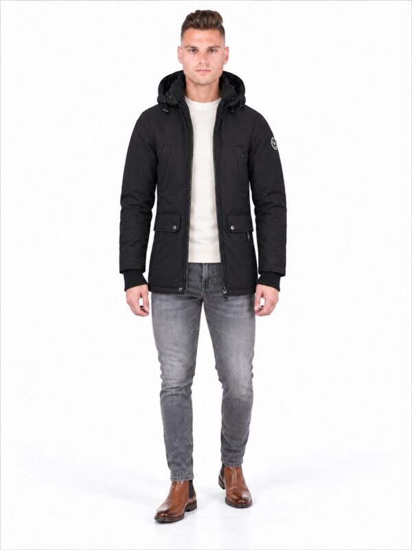 Zwarte Versano Smart Max winterjas open op model met licht shirt, grijze slim-fit jeans en cognac schoenen