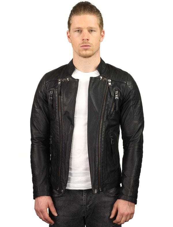 Zwart Versano TR60 leren bikerjack open gedragen op een model, vooraanzicht met kraagdrukknopen, borstritsen en gestikte schouderdetails.