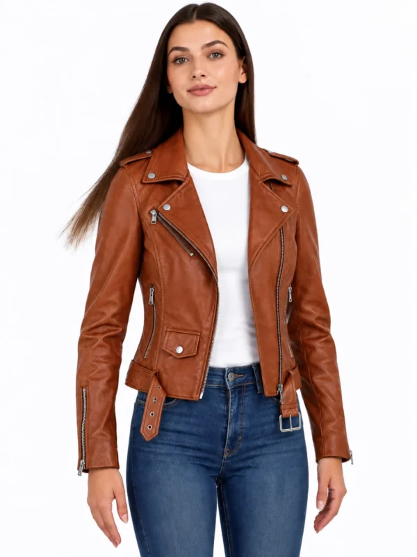 Cognac leren bikerjas dames Versano L350, open gedragen met wit shirt en blauwe jeans.