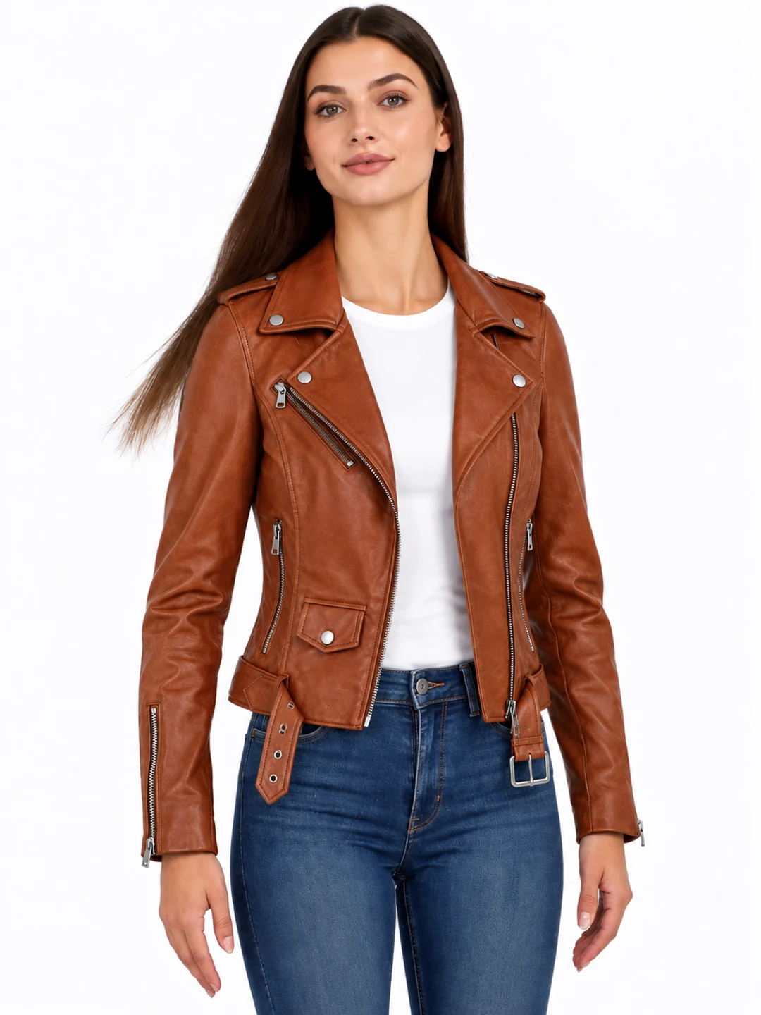 Cognac leren bikerjas dames Versano L350, open gedragen met wit shirt en blauwe jeans.