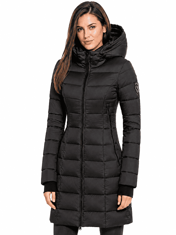 Dames winterjas van Versano met lange pasvorm, zwart kleur, grote capuchon en bontkraag, geschikt voor koude winterdagen.