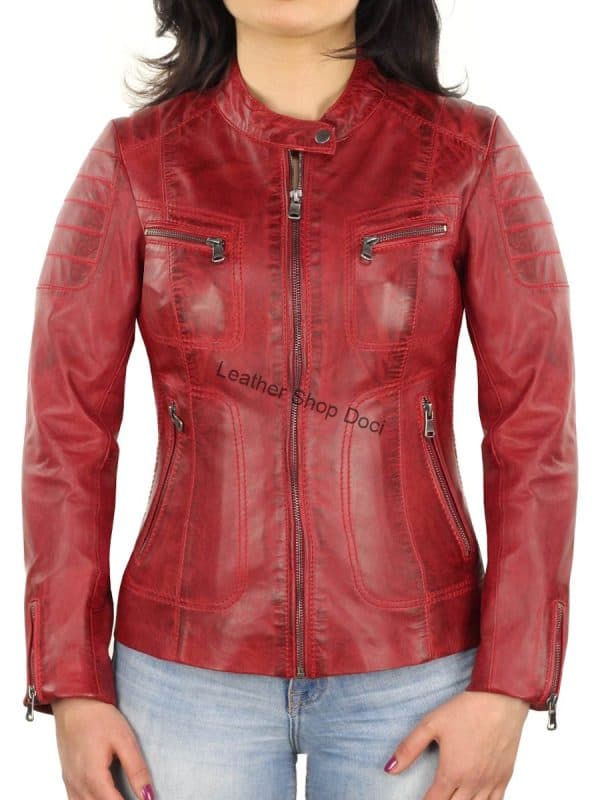 Rood leren damesjasje van Versano Miami met ritsdetails en een stijlvolle pasvorm, perfect voor een modieuze look.