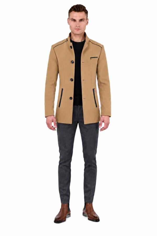 John camel herenmantel van Versano, open gedragen op het model met grijze pantalon en cognacschoenen.
