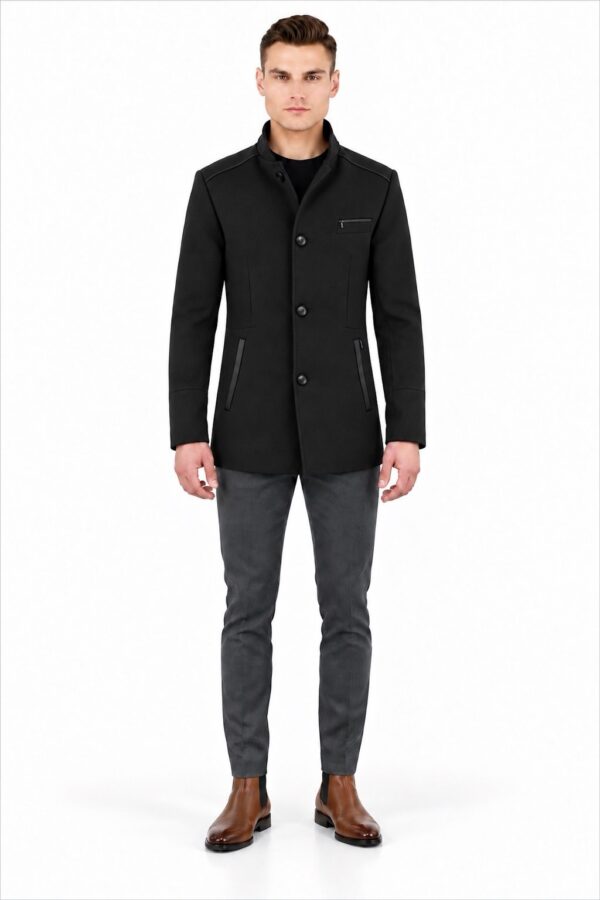 John zwart herenmantel van Versano, gesloten voorkant op het model met grijze pantalon en cognacschoenen.