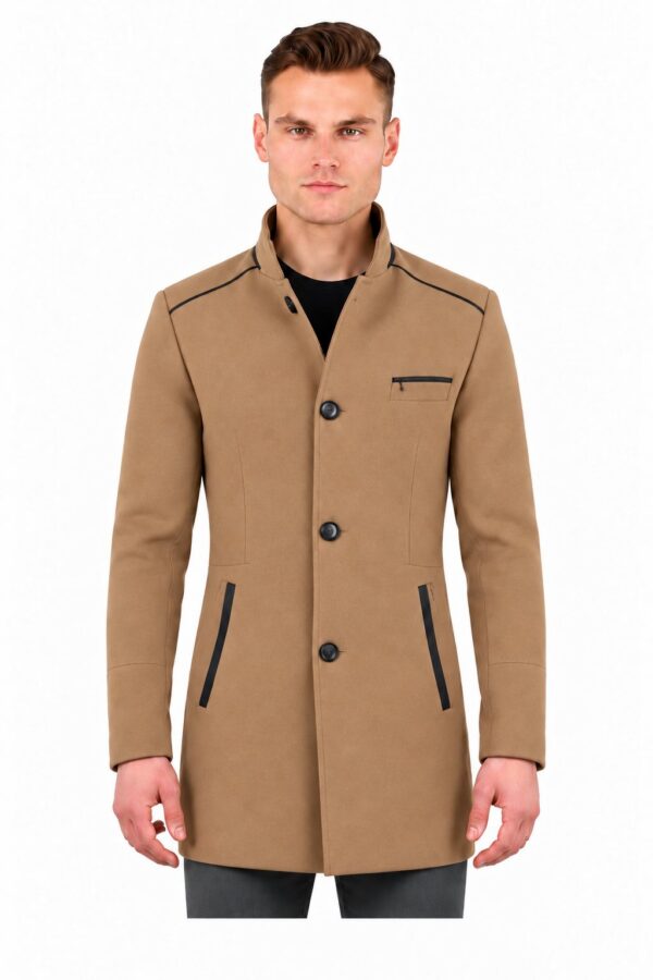 Johnson camel herenmantel van Versano, gesloten gedragen op model, vooraanzicht.