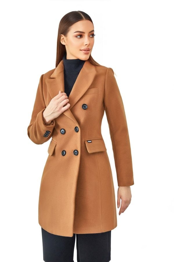 Modieuze halflange dames mantel in camel kleur met dubbele knopen en zakken, perfect voor de herfst en winter, van Versano.