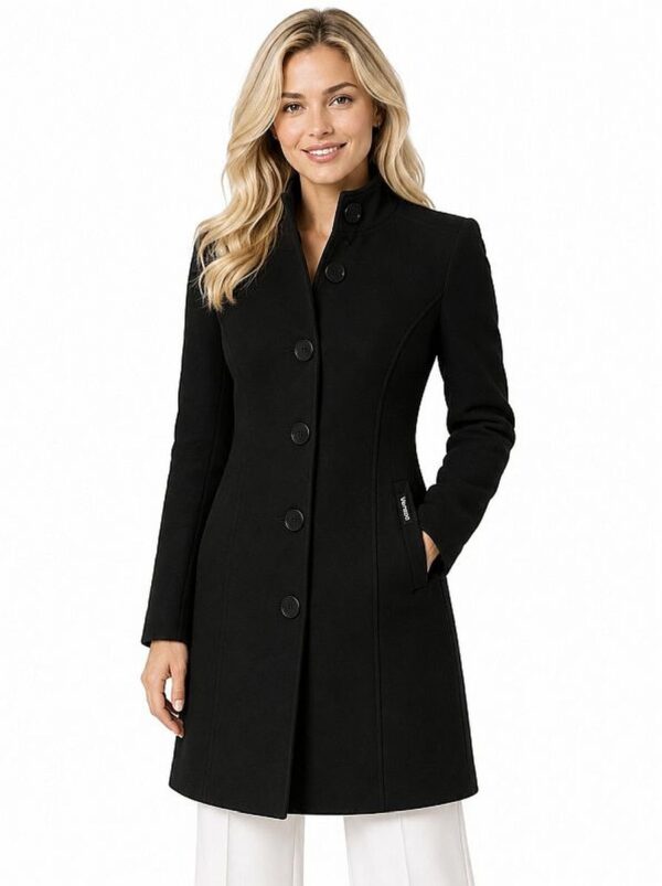 Zwarte dames mantel jas met knoopsluiting en hoge kraag, model met lange mouwen en zijzakken.