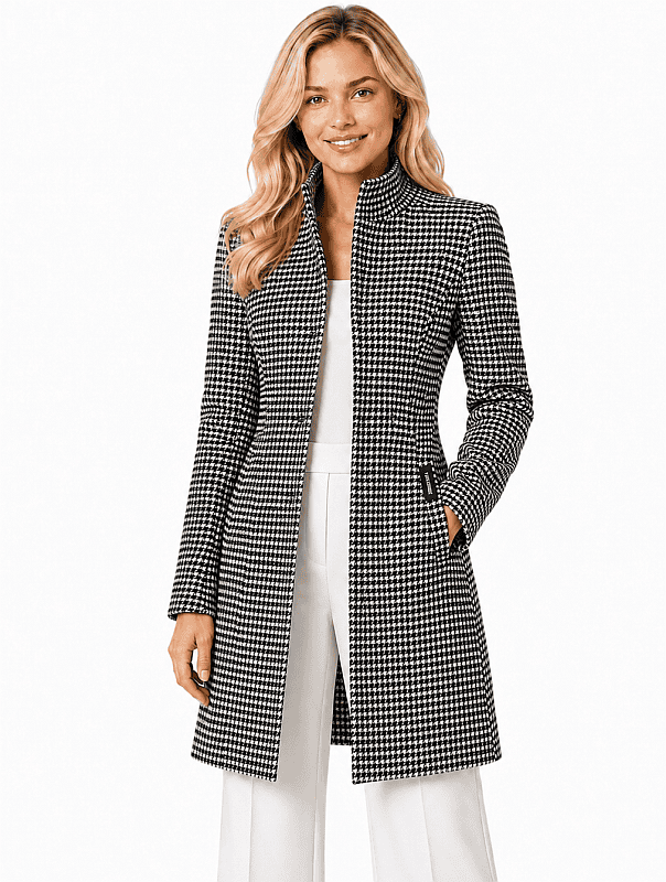 Vrouw draagt een stijlvolle grijze geruite dames mantel jas van Versano, perfect voor de herfst en winter.