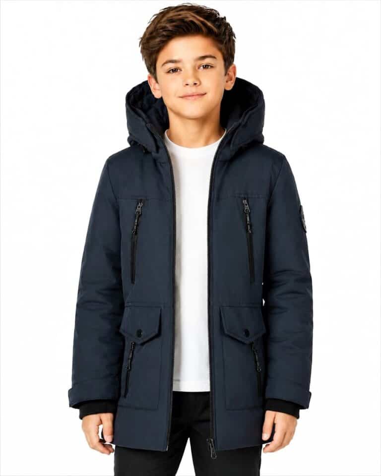 Kinderjas voor jongens in blauw van Versano met capuchon, meerdere zakken en waterdichte stof, perfect voor winterse dagen.