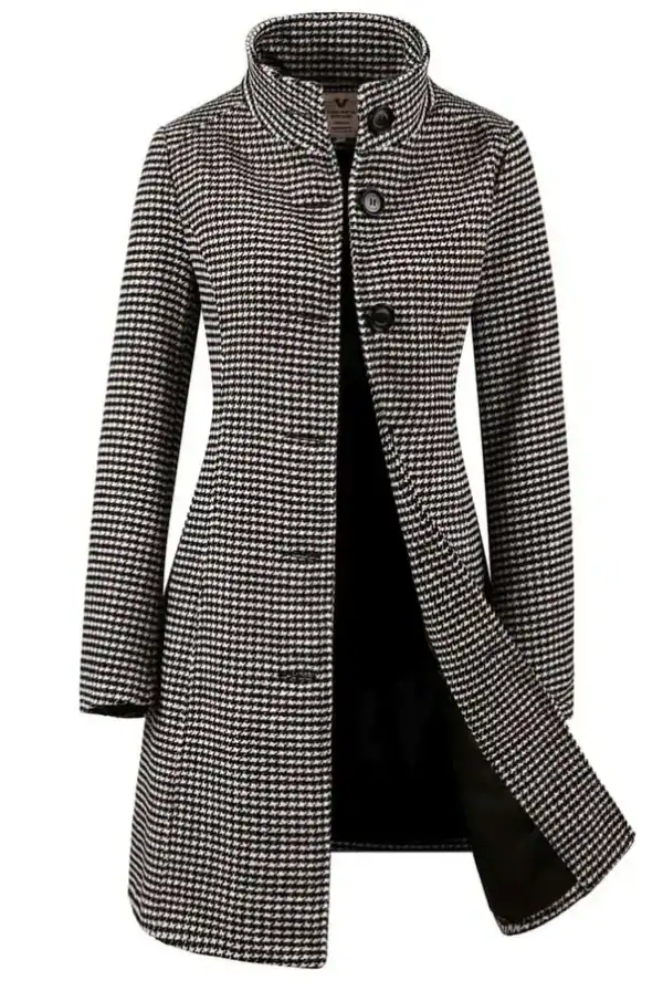 Grijze dames manteljas Violet NG van Versano met opstaande kraag en knoopsluiting.